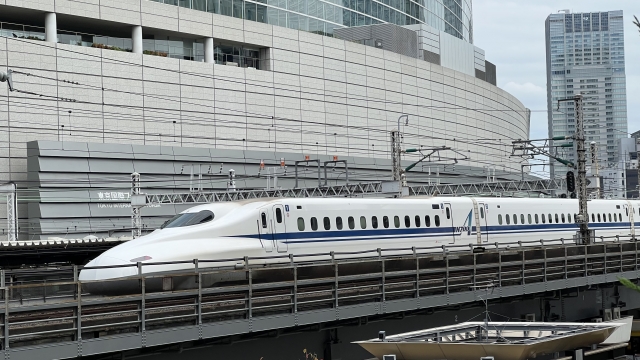 新幹線は何分前に駅に着けば間に合いますか？